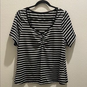 Black and White Ruched Short Sleeve Tee